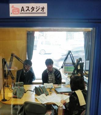 FMくらしきAスタジオで本番中の３人