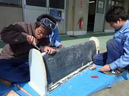 翼の雄型を作成中