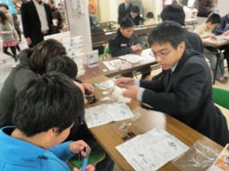参加者に一生懸命説明しています。
