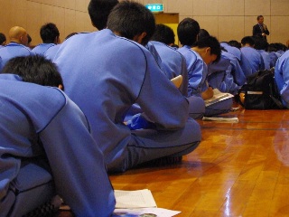熱心にメモを取りながら聞いています