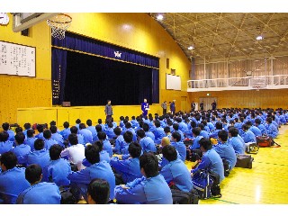 体育館に集合し出発式を行っています。