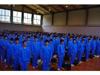 到着後の入所式、整然と並びセンター職員のオリエンテーションを受けました。