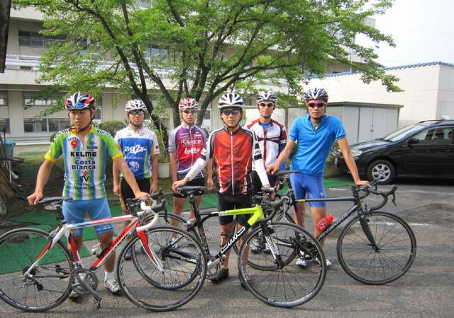 練習前の自転車競技部員
