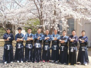 剣道部9名桜のもとで記念撮影