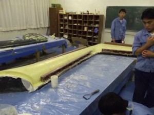反りを押さえるための固定
