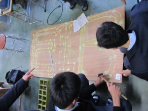 電気科1年B組はイライラ棒を作成中