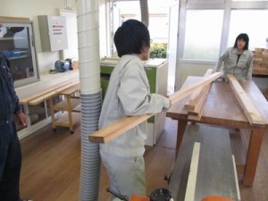 建築科3年は模擬店で石巻焼きそばを販売　でもベンチもつくっています。