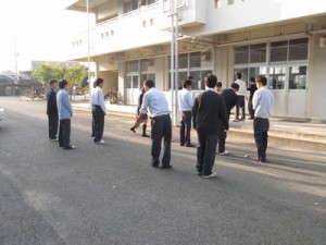 情報技術科3年も裏の方で踊りの練習中
