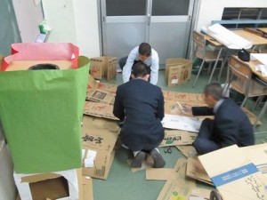 機械科1年B組では野球部生徒がXなBOXをつくっていました。