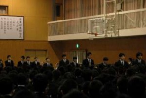 卒業生が巣立っていく