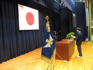 新生徒会長から旧生徒会長へ記念品目録の贈呈