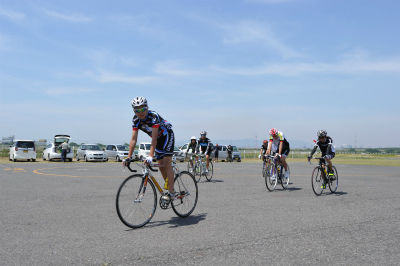 笠岡での練習途中エアロメシアの応援にたちよる自転車競技部員