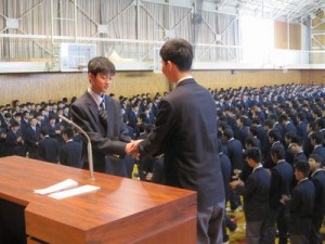 生徒会長と新入生代表の握手