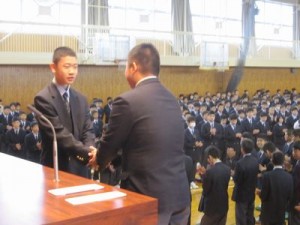 固い握手