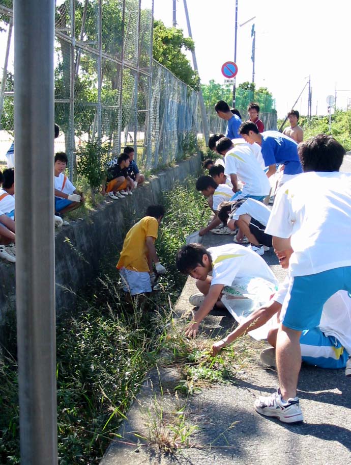 学校周辺用水路清掃