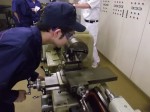旋盤で操縦桿とつなぐピンを製作しています
