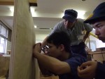 最適な位置を見つけようと真剣