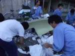 散乱した発泡を片付け中